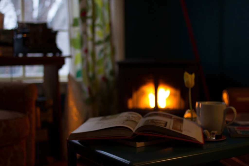 自宅で、読書とコーヒーの優雅な読書時間