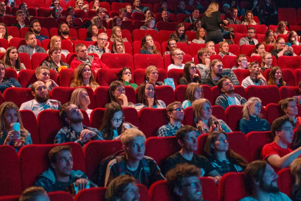 ⑧映画を観る